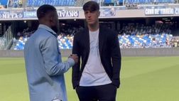 I calciatori del Napoli arrivano al Maradona: passeggiata sul terreno di gioco