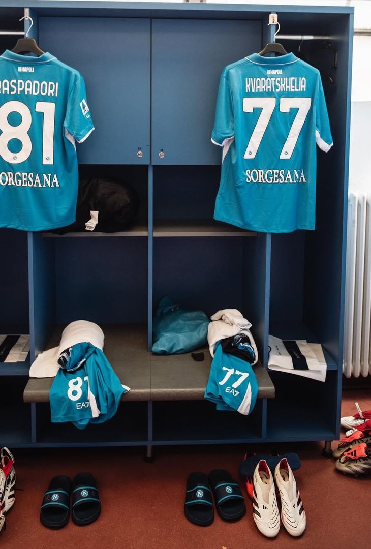 GALLERY Tutto pronto nello spogliatoio del Napoli: la scelta della maglia - immagine 3
