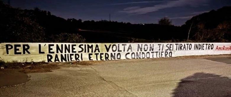 Striscione per Ranieri a Trigoria: “Non ti sei tirato indietro, eterno condottiero” Striscione per Ranieri a Trigoria: “Non ti sei tirato indietro, eterno condottiero” - immagine 1