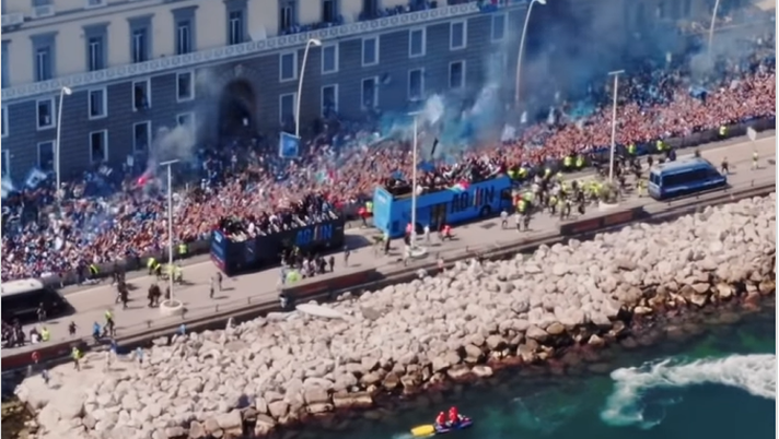 VIDEO Un mare di gente, un amore infinito: il Napoli ringrazia i tifosi azzurri - immagine 1