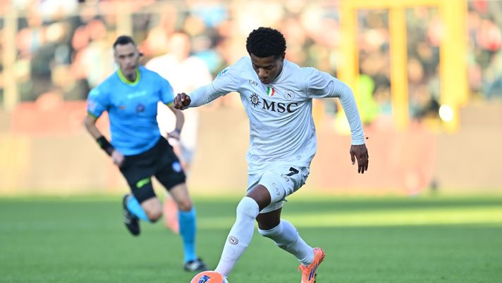 CREMONA, ITALY - DECEMBER 28: David Neres of SSC Napoli in action during the Serie A match between US Cremonese and SSC Napoli at Stadio Giovanni Zini on December 28, 2025 in Cremona, Italy. (Photo by Marco M. Mantovani/Getty Images) Neres fa il compitino, poco ispirato ma comunque essenziale : i voti dei quotidiani- immagine 2