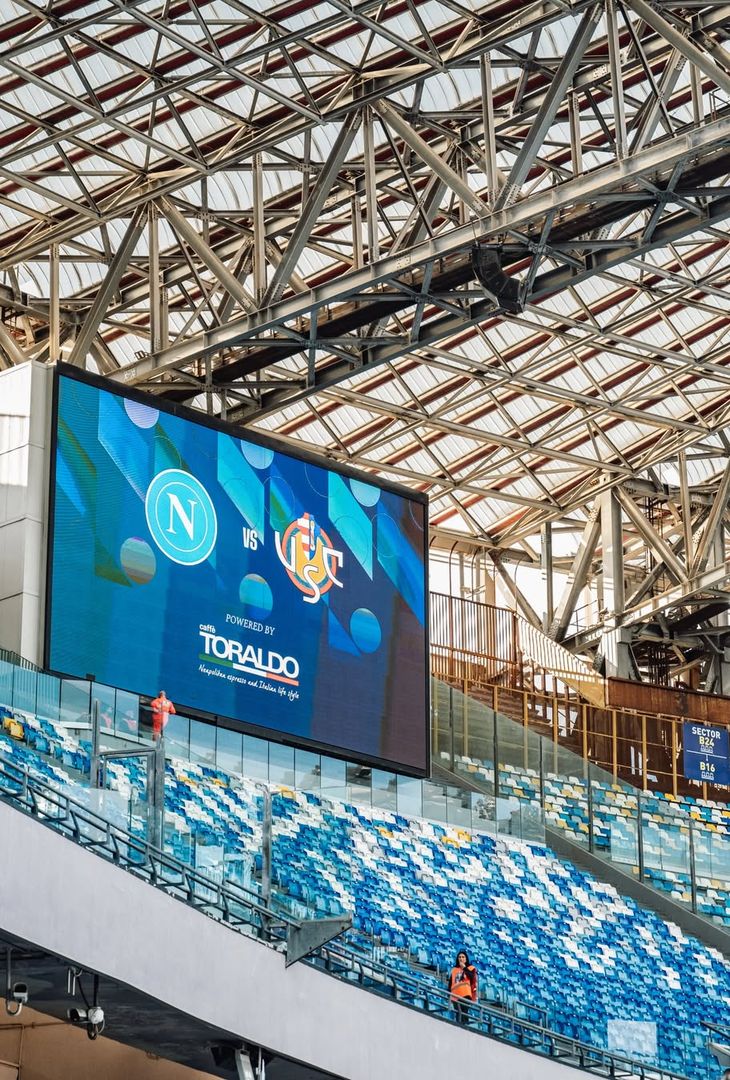 Circa un'ora separa Napoli-Cremonese dal suo fischio d'inizio. In programma alle 20:45, la gara è valevole per la 34ª giornata di Serie A. Tale scontro avrà luogo sotto i riflettori dello stadio Diego Armando Maradona, di cui l'admin dei social azzurri ha pubblicato una serie di scatti sul proprio account Instagram.
