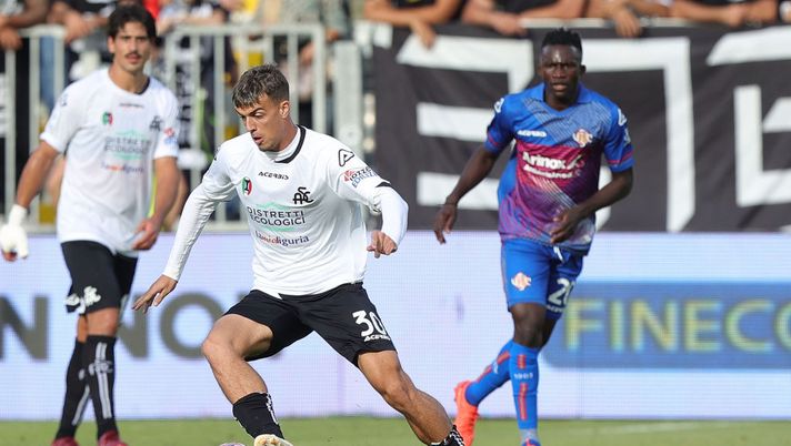 LA SPEZIA, ITALY - OCTOBER 16: Daniel Maldini of Spezia Calcio in action during the Serie A match between Spezia Calcio and US Cremonese at Stadio Alberto Picco on October 16, 2022 in La Spezia, Italy. (Photo by Gabriele Maltinti/Getty Images) Spezia-Bari, una sfida sul campo e…. in cucina: chi vince a tavola? - immagine 1