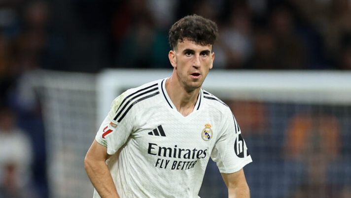 MADRID, SPAIN - MAY 14: Jacobo Ramon of Real Madrid CF in action during the LaLiga match between Real Madrid CF and RCD Mallorca at Estadio Santiago Bernabeu on May 14, 2025 in Madrid, Spain. (Photo by Florencia Tan Jun/Getty Images) Como, confermato l’arrivo di Jacobo Ramón! Ha superato le visite mediche: le cifre - immagine 1