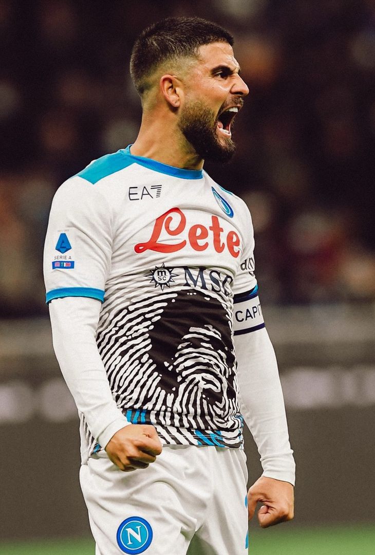 Poco più di 3 ore separano Inter-Napoli dal suo fischio d'inizio. Valevole per la 19ª giornata di Serie A, la gara andrà in scena alle 20:45 odierno. Nel frattempo, per smorzare l'attesa, l'account Instagram della società partenopea ha pubblicato un post composto da dodici fotografie, una per ogni battaglia che ha avuto per protagoniste, nella splendida cornice di San Siro, la compagine nerazzurra e quella campana. Un viaggio che va a ritroso: dalla stagione più recente, ovvero la 2024/25, fino ad arrivare all'annata 2013/14.