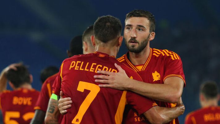 ROME, ITALY - OCTOBER 05: Bryan Cristante and Lorenzo Pellegrini of AS Roma celebrate during UEFA Europa League Group G match between AS Roma and Servette FC at Stadio Olimpico on October 05, 2023 in Rome, Italy. (Photo by Paolo Bruno/Getty Images) Roma, Cristante e Pellegrini nel mirino dei tifosi: ecco il punto di vista di Totti - immagine 1
