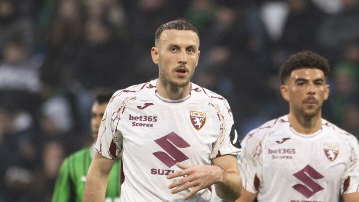 SASSUOLO, ITALY - DECEMBER 21: Ardian Ismajli of Torino FC reacts during the Serie A match between US Sassuolo Calcio and Torino FC at Mapei Stadium Citta del Tricolore on December 21, 2025 in Sassuolo, Italy. (Photo by Stefano Guidi - Torino FC/Torino FC 1906 via Getty Images) Torino, ecco l’esito degli esami per Ismajli: i tempi di recupero e il comunicato - immagine 1