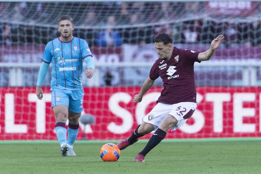 TORINO, ITALIA - DICEMBRE 27: Kristjan Asllani del Torino in azione durante la sfida di Serie A tra Torino e Cagliari allo Stadio Olimpico di Torino il 27 dicembre 2025, in Torino, Italia. (Foto di Stefano Guidi - Torino FC/Torino FC 1906 via Getty Images)