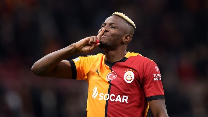 ISTANBUL, TURKEY - NOVEMBER 07: Victor Osimhen of Galatasaray celebrates after the team's victory in the UEFA Europa League 2024/25 League Phase MD4 match between Galatasaray A.S. and Tottenham Hotspur at Ali Sami Yen Spor Kompleksi on November 07, 2024 in Istanbul, Turkey. (Photo by Ahmad Mora/Getty Images) UFFICIALE – Napoli, ceduto Victor Osimhen al Galatasaray a titolo definitivo: il comunicato - immagine 1