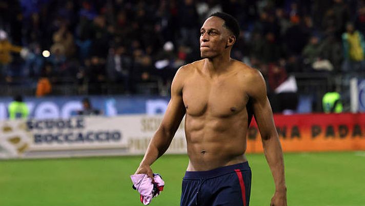 CAGLIARI, ITALY - JANUARY 17: Yerry Mina of Cagliari looks on during the Serie A match between Cagliari Calcio and Juventus FC at Stadio Sant'Elia on January 17, 2026 in Cagliari, Italy. (Photo by Enrico Locci/Getty Images) Serie A, Cagliari-Lazio 0-0: all’Unipol Domus vince la noia: espulso Mina nel finale - immagine 1