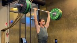 Zlatan Ibrahimovic a braccia alzate: anche con 120 kg fra le mani