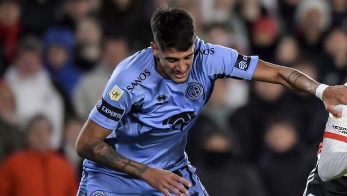 BUENOS AIRES, ARGENTINA - MAY 18: Pablo Solari of River Plate competes for the ball with Mariano Troilo of Belgrano during a match between River Plate and Belgrano as part of Liga Profesional 2024 at Estadio M·s Monumental Antonio Vespucio Liberti on May 18, 2024 in Buenos Aires, Argentina. (Photo by Marcelo Endelli/Getty Images) Sky – Parma, chiusa la trattativa per Troilo. La formula del trasferimento per il difensore - immagine 1