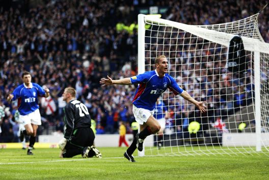 GLASGOW - MAGGIO 4: Peter Lovenkrands esulta dopo il gol decisivo contro il Celtic (Foto di Gary M. Prior/Getty Images) Celtic-Rangers: le 5 battaglie più infuocate della storia dell’Old Firm- immagine 5