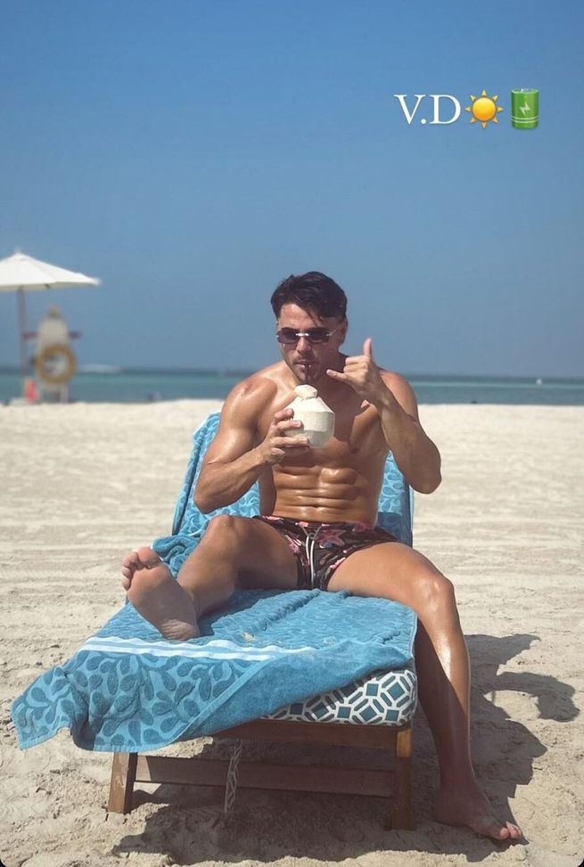 FOTO – Sottil si gode le vacanze, lo scatto sulla spiaggia - immagine 1