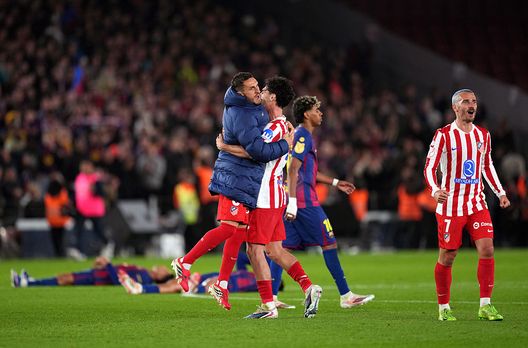 Barcellona, Spagna - 3 marzo 2026: Koke, Johnny Cardoso ed Antoine Griezmann dell'Atlético Madrid festeggiano per il passaggio del turno in Copa Del Rey dopo la semifinale di ritorno contro il Barcellona. (Foto di Alex Caparros/Getty Images) Atletico Madrid, Simeone: “Siamo l’Atleti, destinati a soffrire e spingerci al limite”- immagine 2