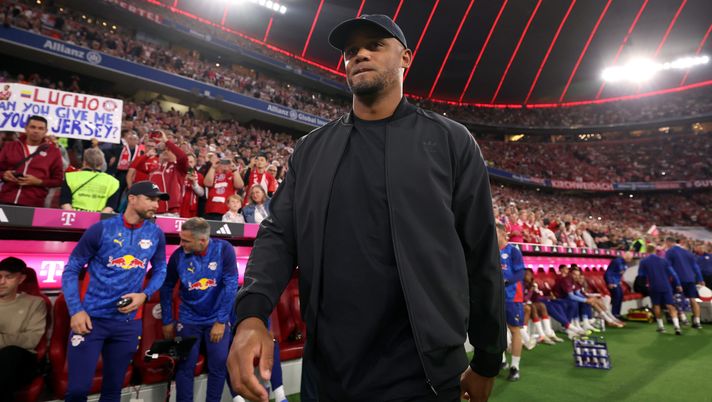MUNICH, GERMANY - AUGUST 22: Vincent Kompany, Head Coach of Bayern Munich, looks on prior to the Bundesliga match between FC Bayern München and RB Leipzig at Allianz Arena on August 22, 2025 in Munich, Germany. (Photo by Alexander Hassenstein/Getty Images) Bayern Monaco, Kompany sorpreso: “Non mi ero accorto della tripletta di Kane” - immagine 1