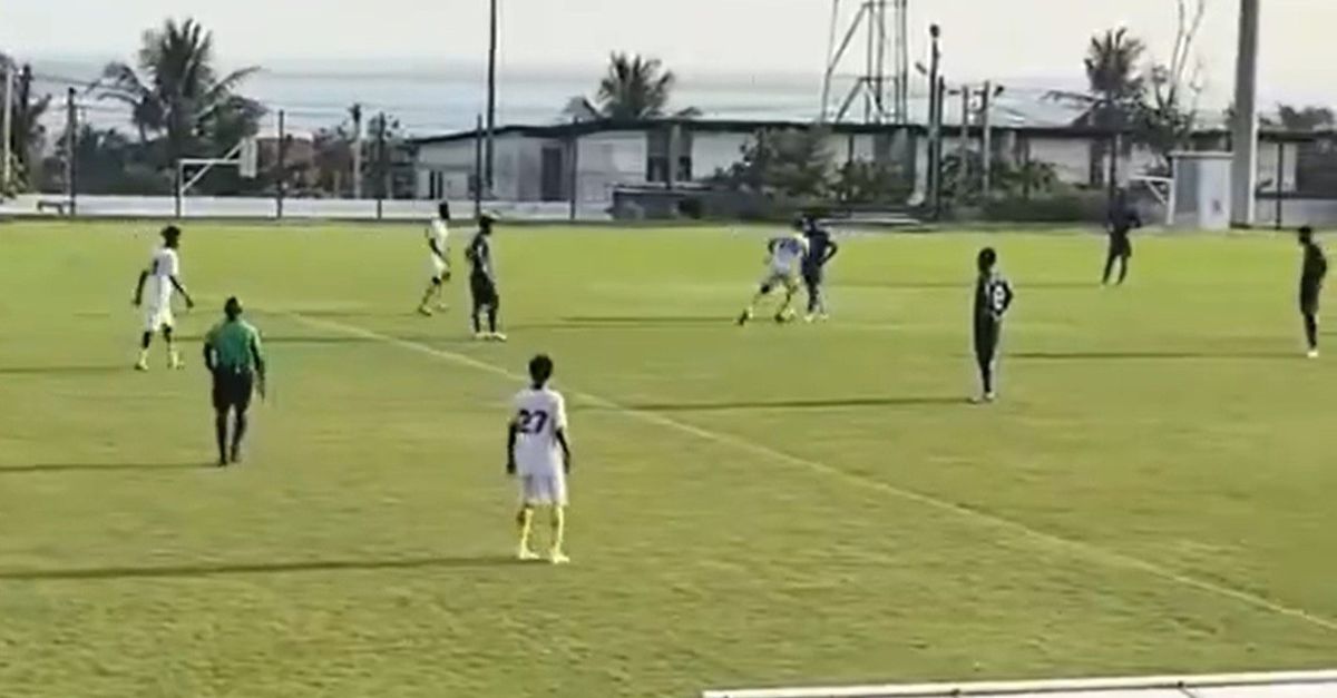 Clamoroso in Costa D’Avorio: il club protesta contro l’arbitro e resta fermo in campo