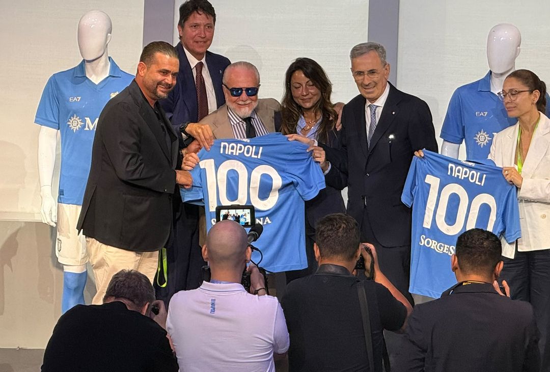 De Laurentiis e i figli Edoardo e Valentina posano con la maglia del Napoli – LE FOTO - immagine 6
