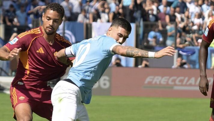 ROME, ITALY - SEPTEMBER 21: Devyne Rensch of AS Roma fights for the ball with Mattia Zaccagni of SS Lazio during the Serie A match between SS Lazio and AS Roma at Stadio Olimpico on September 21, 2025 in Rome, Italy. (Photo by Silvia Lore/Getty Images) Zaccagni: “Abbiamo commesso un solo errore eclatante. Ci sarà un altro confronto, Sarri ci ha detto…” - immagine 1