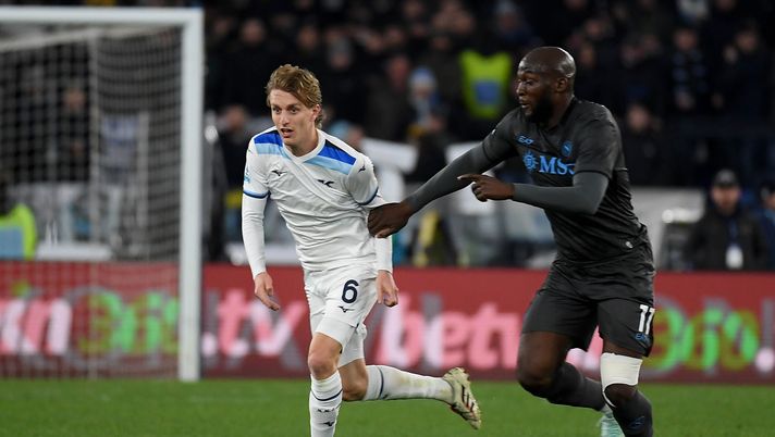 ROME, ITALY - FEBRUARY 15: NicolòRovella of SS Lazio compete for the ball with Romelu Lukaku of Napoli during the Serie A match between SS Lazio and Napoli at Stadio Olimpico on February 15, 2025 in Rome, Italy. (Photo by Marco Rosi - SS Lazio/Getty Images) Lazio, Rovella torna in gruppo: Sarri recupera il centrocampista per il Napoli - immagine 1