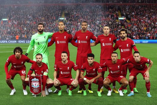 Liverpool, Inghilterra - 4 ottobre 2022: Formazione del Liverpool contro i Rangers: tra i giocatori accovacciati, Diogo Jota è il terzo e Tsimikas è l'ultimo. (Foto di Clive Brunskill/Getty Images) Tsimikas dedica un tatuaggio a Diogo Jota: “Vorrei che tu fossi qui”- immagine 2