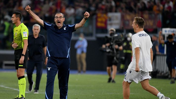 ROME, ITALY - SEPTEMBER 26: SS Lazio head coach Maurizio Sarri celebrates winning the game after the Serie A match between SS Lazio and AS Roma at Stadio Olimpico on September 26, 2021 in Rome, Italy. (Photo by Marco Rosi - SS Lazio/Getty Images) Lazio, scatta l’ora del Sarri bis: la società fa salire l’attesa sui social – VIDEO - immagine 1