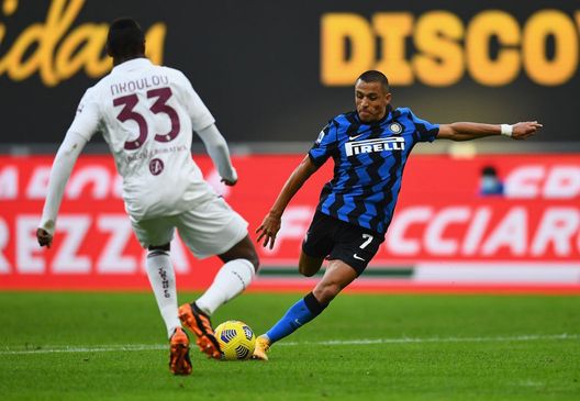 MILAN, ITALY - NOVEMBER 22: Alexis Sanchez of FC Internazionale competes for the ball with Nicolas Nkoulou of Torino FC during the Serie A match between FC Internazionale and Torino FC at Stadio Giuseppe Meazza on November 22, 2020 in Milan, Italy. (Photo by Claudio Villa - Inter/Inter via Getty Images) Torino, il pagellone di fine 2020: Nkoulou 5, un crollo continuo gli costa il posto- immagine 3