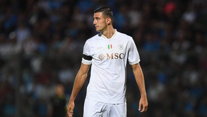 CASTEL DI SANGRO, ITALY - AUGUST 09: Lorenzo Lucca in action during the pre-season friendly match between Napoli and Girona at Stadio Teofilo Patini on August 09, 2025 in Castel di Sangro, Italy. (Photo by SSC NAPOLI/SSC NAPOLI via Getty Images) Napoli-Inter, formazioni ufficiali: gioca Jesus! La decisione su Sommer e tra Lucca e Neres - immagine 1