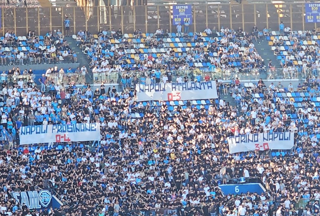 La Curva B ha esposto alcuni striscioni con i risultati horror della stagione del Napoli