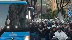 Il pullman del Napoli è arrivato al Maradona! Accoglienza caldissima dei tifosi VIDEO