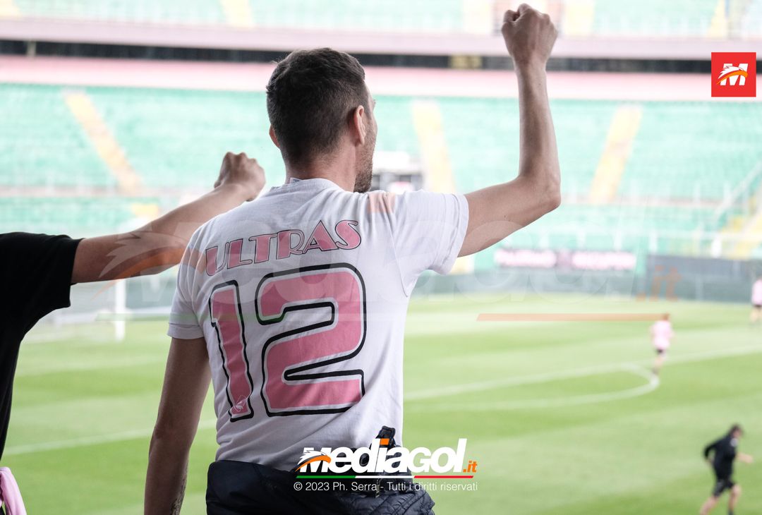 FOTO PALERMO, verso il Cagliari: la carica dei tifosi al “Barbera” (GALLERY) - immagine 24
