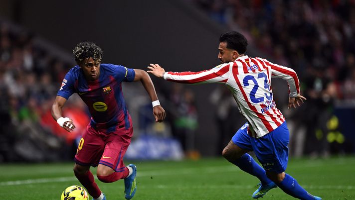 MADRID, SPAIN - APRIL 04: Lamine Yamal of FC Barcelona is challenged by Nicolas Gonzalez of Atletico de Madrid during the LaLiga EA Sports match between Atletico de Madrid and FC Barcelona at Riyadh Air Metropolitano on April 04, 2026 in Madrid, Spain. (Photo by Denis Doyle/Getty Images) Yamal come LeBron James nel 2016: il messaggio social del calciatore non passa inosservato - immagine 1