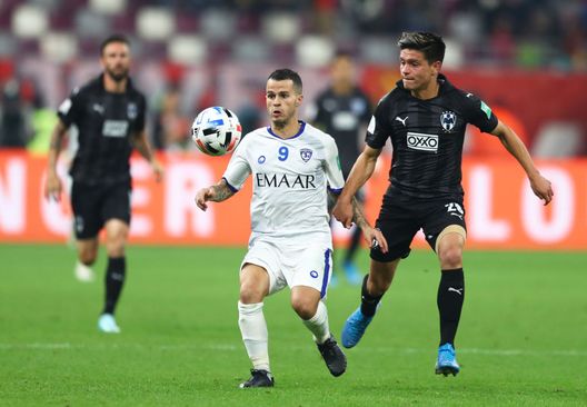 DOHA, QATAR - DECEMBER 21: Sebastian Giovinco of Al Hilal FC looks to break past Jonathan González of Monterrey during the FIFA Club World Cup Qatar 2019 3rd place match between Monterrey and Al Hilal FC at Education City Stadium on December 21, 2019 in Doha, Qatar. (Photo by Francois Nel/Getty Images) Da Ribery a Mustafi: ecco i principali svincolati sul mercato. C’è pure Nkoulou- immagine 3