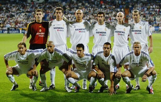 Il Real Madrid che affrontò il Marsiglia nel 2003/2004. (Foto di Shaun Botterill/Getty Images) Real Madrid-Marsiglia, Xabi Alonso favorito contro De Zerbi: il pronostico di DDD- immagine 3