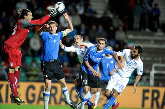 Salvatore Sirigu dell'Italia contende la palla con Aleksandr Dmitrijev dell'Estonia durante la partita di qualificazione a Euro 2012 tra Estonia e Italia, alla Le Coq Arena il 3 settembre 2010 a Tallinn, Estonia. (Foto di Claudio Villa/Getty Images) Italia, solo vittorie contro l’Estonia: i precedenti- immagine 3