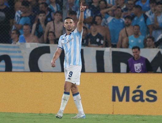 AVELLANEDA, ARGENTINA - FEBBRAIO 8: Adrian Martinez esulta dopo un gol (Foto di Daniel Jayo/Getty Images) Follia Racing Club: blindato il 33enne Martinez con una clausola da 122 milioni- immagine 3