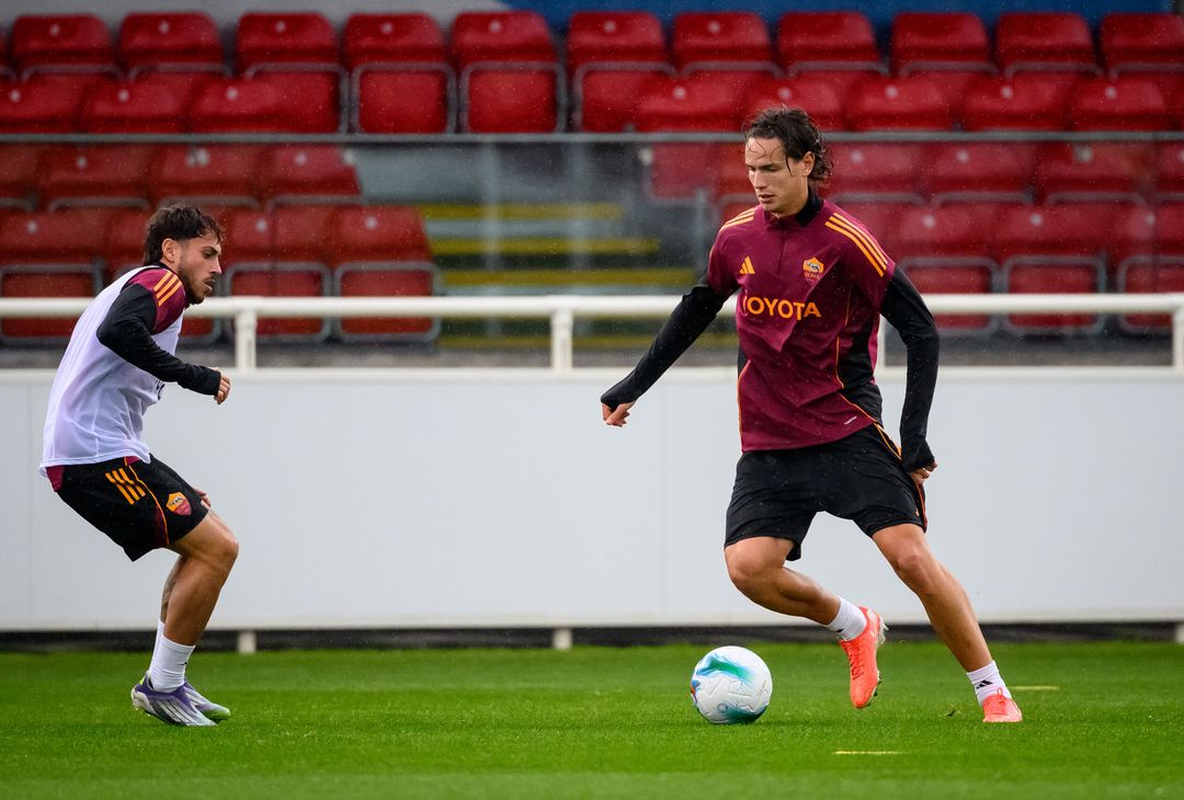 Roma, la seduta pomeridiana aperta ai tifosi al St. George’s Park – FOTO GALLERY - immagine 59