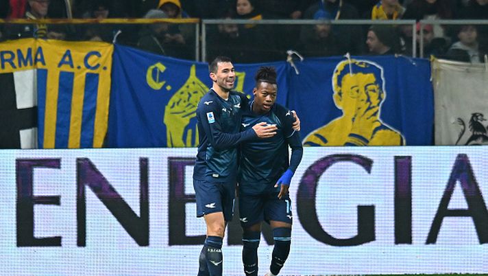 PARMA, ITALY - DECEMBER 13: Tijjani Noslin of Lazio (R) celebrates scoring his team's first goal with teammate Alessio Romagnoli (L) during the Serie A match between Parma Calcio 1913 and SS Lazio at Stadio Ennio Tardini on December 13, 2025 in Parma, Italy. (Photo by Alessandro Sabattini/Getty Images) Alessio Romagnoli due volte nella vita: vittoria in 9 contro 11, nel Milan e nella Lazio