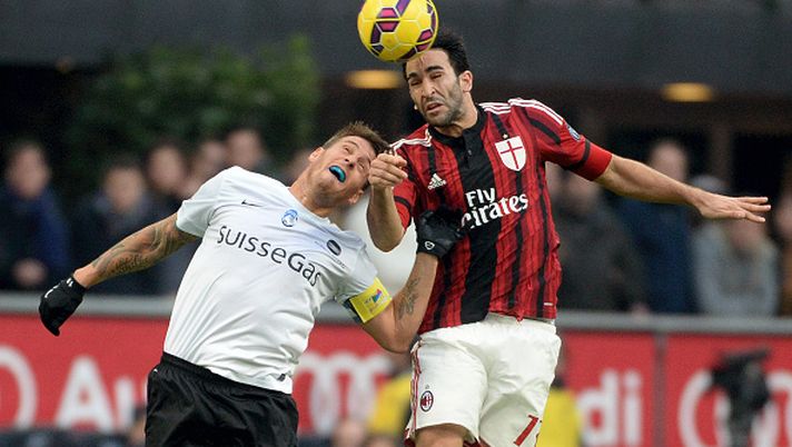 MILAN, ITALY - JANUARY 18:  (L-R) Gustavo German Denis of Atalanta BC competes for the ball with Adil Rami of AC Milan in action during  the Serie A match between AC Milan and Atalanta BC at Stadio Giuseppe Meazza on January 18, 2015 in Milan, Italy.  (Photo by Pier Marco Tacca/Getty Images)  Ex Milan, Rami: “Pippo Inzaghi è stato il peggior allenatore della mia carriera e vi spiego perché” - immagine 1