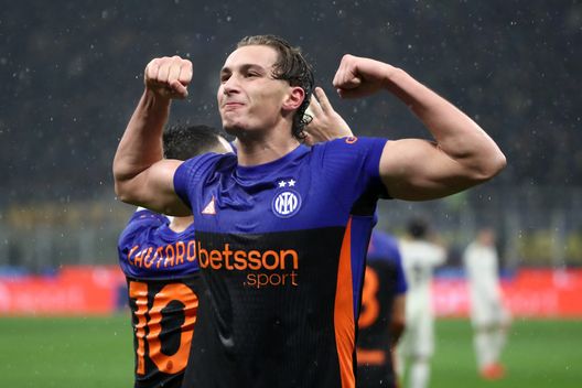 Esposito festeggia dopo il terzo gol in Inter-Pisa (Foto di Marco Luzzani/Getty Images) I top e i flop della 22a giornata di Serie A: Roma-Milan la vince l’Inter, Juve top- immagine 2