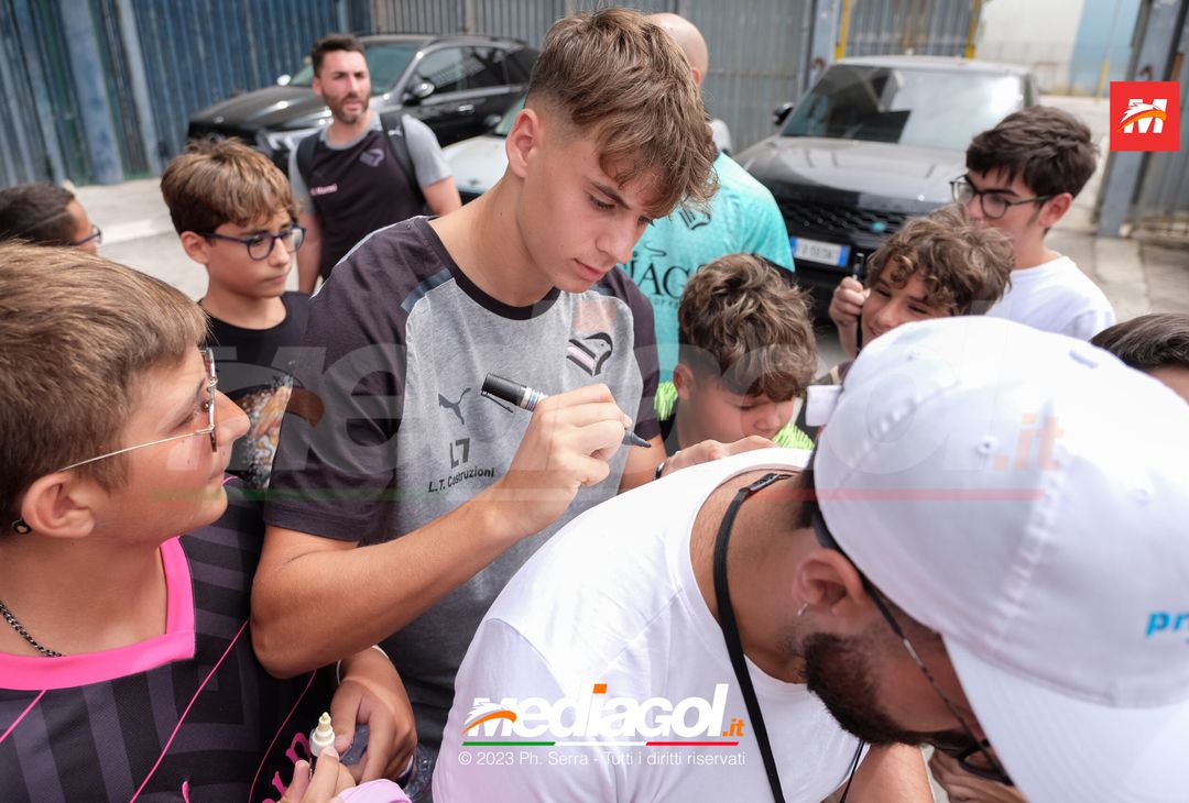 FOTO Reggiana-Palermo, il Palermo in partenza dal ‘Renzo Barbera’ (GALLERY) - immagine 9