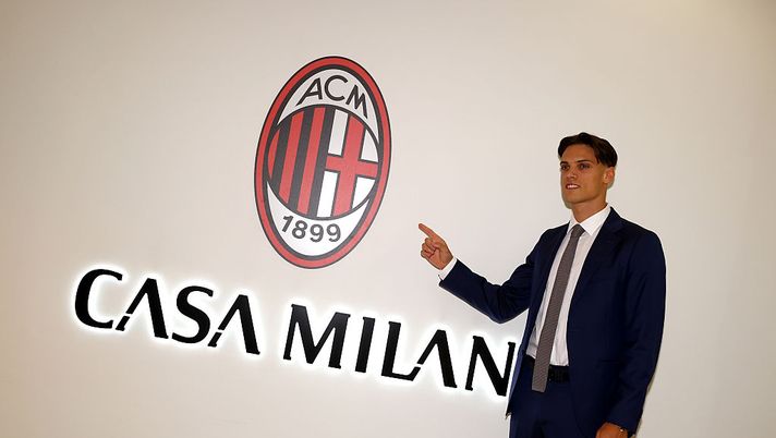 MILAN, ITALY - JULY 03: New AC Milan player Samuele Ricci looks on during his unveiling at Casa Milan on July 03, 2025 in Milan, Italy. (Photo by Giuseppe Cottini/AC Milan via Getty Images) samuele-ricci-conferenza-stampa-presentazione-casa-milan-tv-news-dichiarazioni-foto-frasi-parole-2