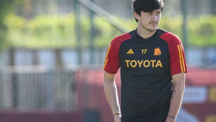ROME, ITALY - MAY 25: AS Roma player Sardar Azmoun during a training session at Centro Sportivo Fulvio Bernardini on May 25, 2024 in Rome, Italy. (Photo by Fabio Rossi/AS Roma via Getty Images) Azmoun espulso dalla Nazionale dell’Iran per una foto con l’emiro di Dubai - immagine 1