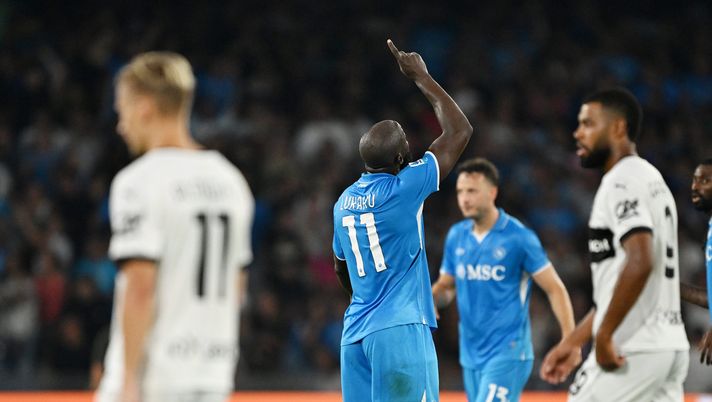 NAPOLI, ITALY - AUGUST 31: Romelu Lukaku of SSC Napoli celebrates after scoring his side first goal during the Serie A match between Napoli and Parma at Stadio Diego Armando Maradona on August 31, 2024 in Napoli, Italy. (Photo by Francesco Pecoraro/Getty Images) Serie A, gli arbitri penalizzeranno le squadre perditempo per congelare il risultato - immagine 1
