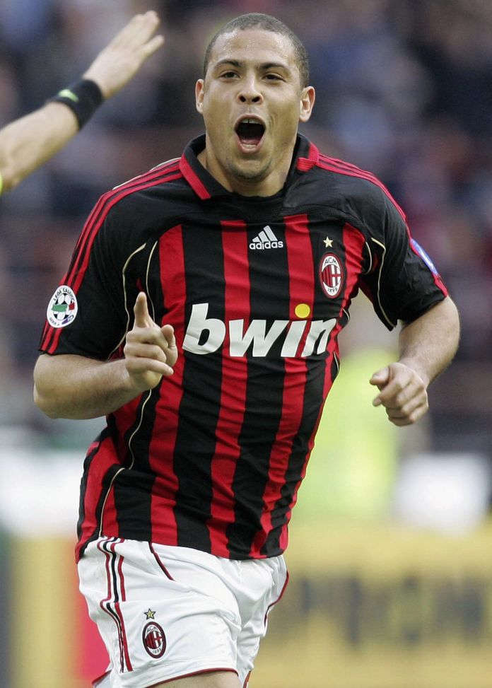 MILAN, ITALY , ITALY - MARCH 11: Ronaldo AC Milan's first goal during the Serie A match between Inter Milan and AC Milanat the San Siro Stadium on March 11, 2007 in Milan, Italy. (Photo by New Press/Getty Images) Il Milan e i vincitori del pallone d’oro in altre squadre: un po’ di storia- immagine 7