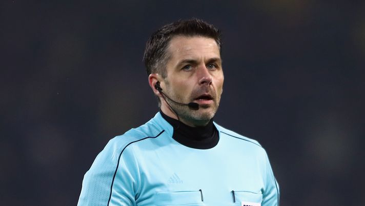 DORTMUND, GERMANY - FEBRUARY 15: Referee Daniel Stefanski reacts during UEFA Europa League Round of 32 match between Borussia Dortmund and Atalanta Bergamo at the Signal Iduna Park on February 15, 2018 in Dortmund, Germany. (Photo by Alex Grimm/Bongarts/Getty Images) Chi è Daniel Stefanski, l’arbitro polacco di Torino-Shakhtyor Soligorsk che ha già arbitrato l’Atalanta - immagine 1
