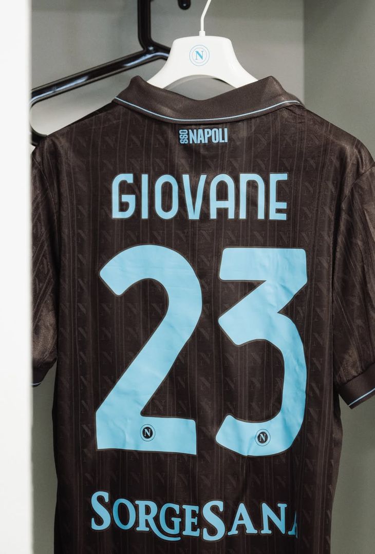 Sale l'attesa per il fischio d'inizio (fissato per le 18:00 odierne) di Juventus-Napoli, gara valevole per la 22ª giornata del campionato 2025/26 di Serie A. Per l'occasione, la squadra di Antonio Conte, come dimostra il seguente post pubblicato dalla società partenopea sul proprio account Instagram, scenderà in campo con indosso la terza maglia, rinominata dallo stesso club di Fuorigrotta con l'appellativo 'Cafè'.