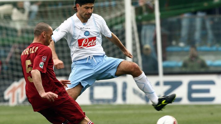 REGGINA, ITALY - MARCH 22: Bruno Cirillo of Reggina (L) is challenged by Roberto Carlos Sosa of Napoli during the Serie A match between Reggina and Napoli at the Stadio Oreste Granillo on March 22, 2008 in Reggio di Calabria, Italy. (Photo by New Press/Getty Images) Sosa attacca Pioli: “Trasmesso presunzione. E un gesto di Dodò non si può vedere” - immagine 1