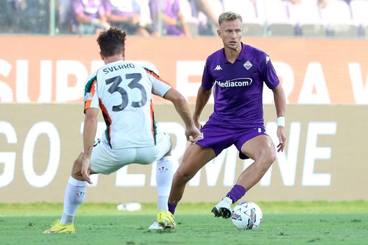 FLORENCE, ITALY - AUGUST 25: Antonin Barak of ACF Fiorentina in action during the Serie match A between Fiorentina and Venezia at Stadio Artemio Franchi on August 25, 2024 in Florence, Italy. (Photo by Gabriele Maltinti/Getty Images) Barak, ecco la cessione: si inserisce un club di A per l’ex Verona- immagine 2