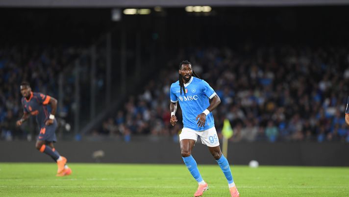 NAPLES, ITALY - OCTOBER 25: Andre Zambo Anguissa of Napoli in action during the Serie A match between SSC Napoli and FC Internazionale at Stadio Diego Armando Maradona on October 25, 2025 in Naples, Italy. (Photo by SSC NAPOLI/SSC NAPOLI via Getty Images) Anguissa domina contro l’Inter: è lui il player of the match – LA FOTO - immagine 1